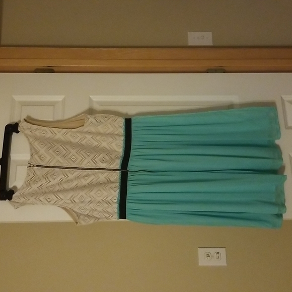 Sleeveless Cut Out Patterned Dress - Picture 3 of 4